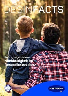 Titelbild, das einen Vater und einen Sohn zeigt, die sich von hinten umarmen