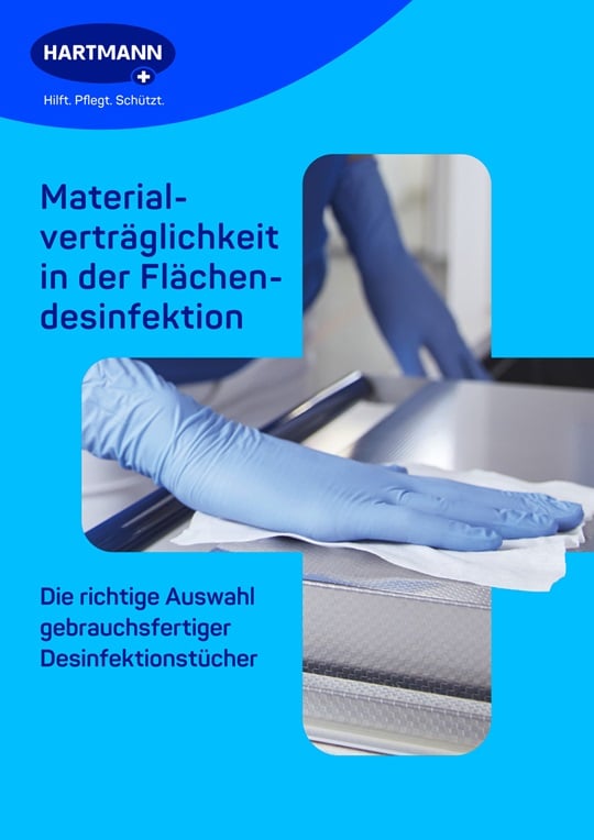 Mit Einmalhandschuhen geschützte Hand desinfiziert eine Oberfläche mit einem gebrauchsfertigen Desinfektionstuch. Titel der Broschüre: „Materialverträglichkeit in der Flächendesinfektion“.